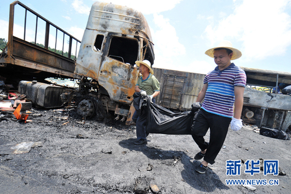 19���賿3�c(di��n)���������������ۑѶ�1309KM̎�ɖ|��������һ�v�b�d���ɿ�ȼҺ�w��С؛܇�cһ�v�����_���F�ݵĴ��܇�l(f��)��׷β��ըȼ�������A��ӛ�������